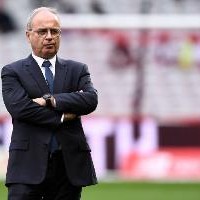 记者：坎波斯仍在与巴黎谈续约，他不是曼联蓝军考虑的管理层人选